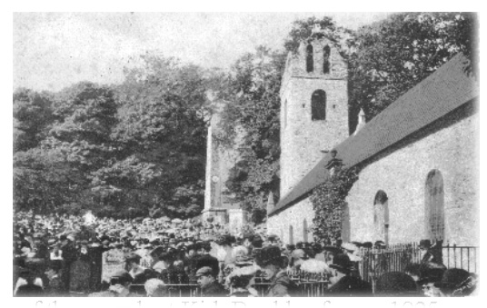 Some of the crowds at Kirk Braddan from a 1925 postcard